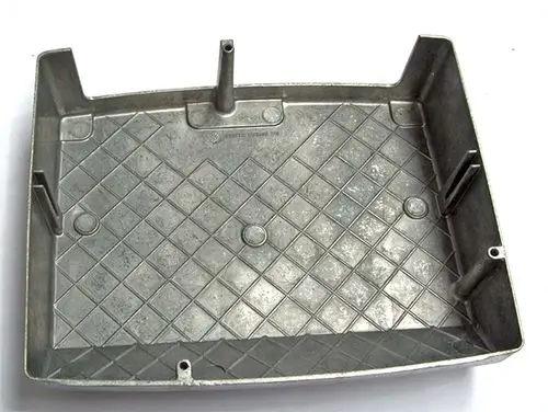 Luftkasten von Daikin mit flachem, rechteckigem Gehäuse und Vertiefungen. Die Oberfläche ist strukturiert und weist mehrere spezielle Anbringungsstellen auf.